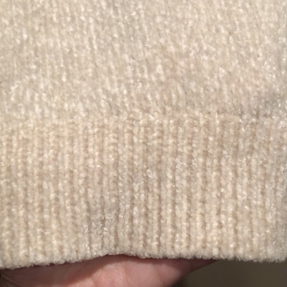 Romeo & Juliet Couture soft & cozy chenille slouch sweater. Size L - Picture 4 of 6